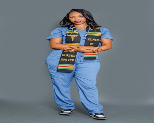 Sklenice vody na pracovním stole u notebooku